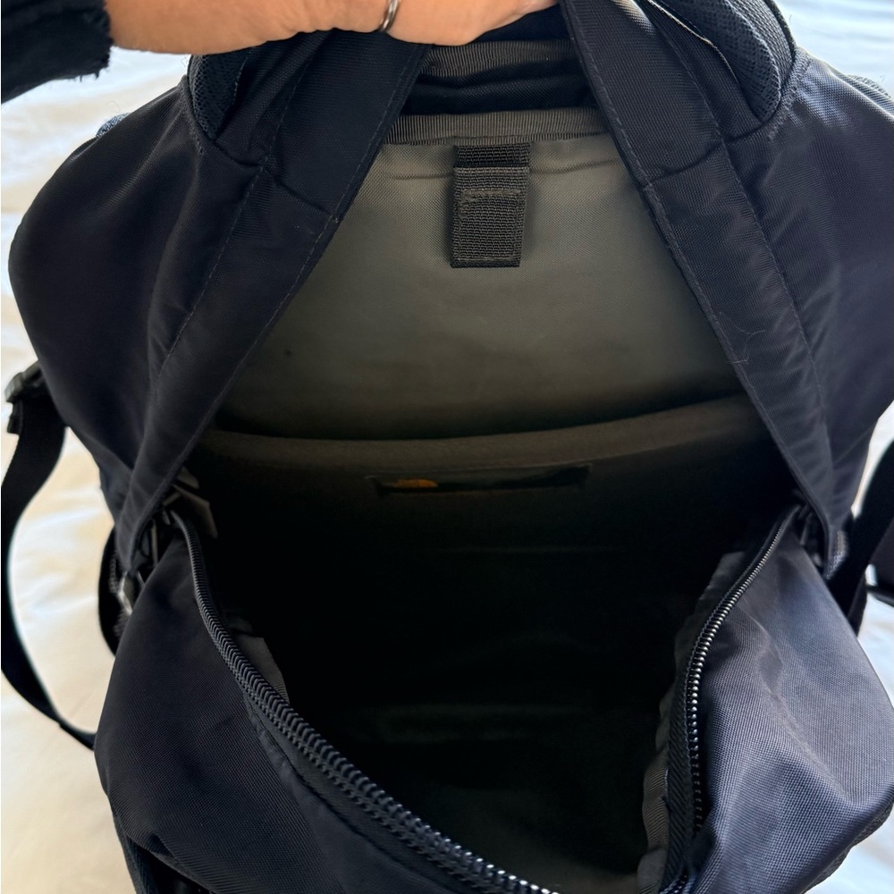 GUC North Face Hot Shot Navy Blue Backpack - Picture 5 of 6